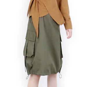 모던 스트럭처 카키 카고 포켓 밴딩 미디 스커트[허리 밴드 면 짧은 치마 봄 가을 고급 브랜드 편한 파리 밀라노 유럽 패션 여행룩 명품 원단 보세 데일리룩 디자이너 여행룩 기본 러