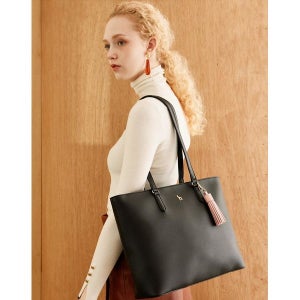 [헤지스 액세서리]  여성 블랙 태슬참 퍼피장식 가로형 라지 쇼퍼백 HIBA3F905BK