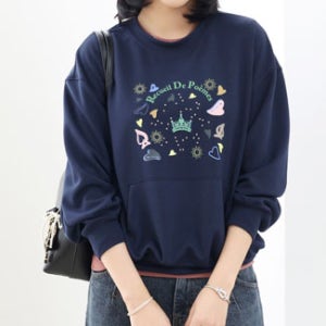 R 하트 포엠 시퀀 포켓 맨투맨 (2color )*사랑스러운 아이콘 모티브/편안한 레귤러 실루엣의 가슴 중앙의 유니크한 그래픽과 비딩 디테일이 멋스러운 포인트