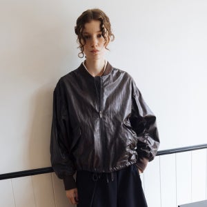 [앤유] 페이크 레더 셔링 봄버 (Black/Chocolate)_2FFUJP01