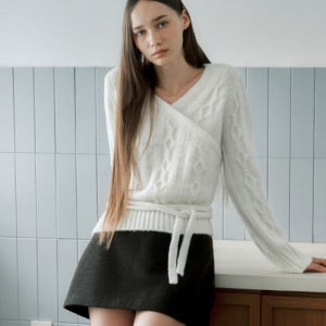 [몽돌] 언발란스 케이블 랩 니트 탑 아이보리 MDKT114IVORY MDKT114IVORY
