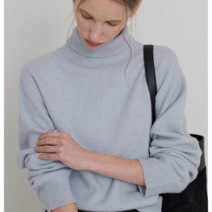 [모멧] 세더 네크슬릿 폴라 니트 베이비블루 MOMET