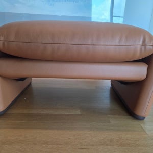 Cassina [국내재고/B급] 마라룽가 & 마라룽가 맥시 - 레더 푸프 / Upholstery Grade-X 등급 - 13X201 / 발 부분 마감-네추럴 월넛 158377730