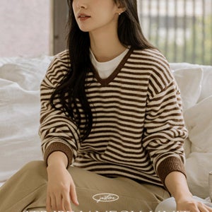 6DA32045HR_셀리 단가라 브이넥니트[브이넥,니트,박스,루즈핏,여유핏,데일리,울,가을,겨울,베이직,심플,단가라,스트라이프,줄지]