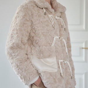 위니 플리스 진주단추 하이넥 무스탕 자켓 MK01MJ700HJJ