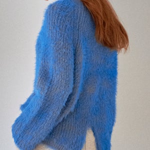 골드 그라데이션 블루 칼라 긴팔 퍼리 니트 MM12KN570FJY