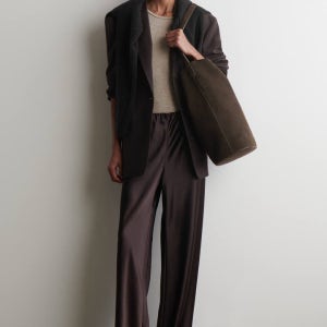 [COS 코스] PARADIGM 토트백 - 스웨이드 (1309825001)