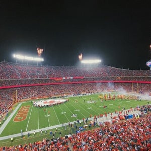 애로우헤드 스타디움에서 캔자스시티 치프스 미식축구 경기 관람