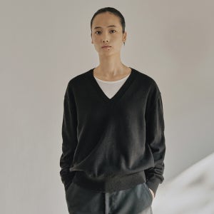 [이얼즈어고] MERINO WOOL V-NECK KNIT BLACK