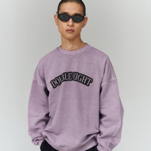 [더블에잇] 스프레이로고 피그먼트 맨투맨 (퍼플) 000000059