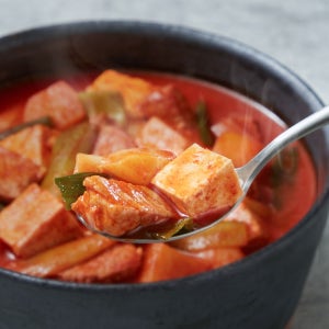 깊은 감칠맛으로 한 끼를 든든하게 채우는 집밥 국 찌개 3종 (고추장찌개 소고기뭇국 콩비지찌개)