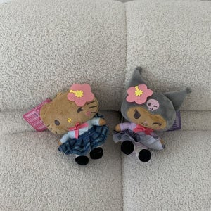 [토슬샵] 태닝 키티 쿠로미 체크 스쿨룩 파우치 키링 인형 2종