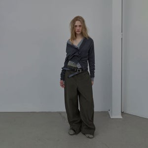 [엘씨디씨 티엠] CURVED SNAP PANTS (KHAKI)