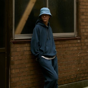 [챔피온] 챔피온 X 카키스 클럽 후드 티셔츠 Tint Navy