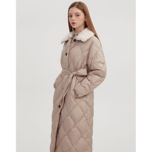 [질스튜어트뉴욕 우먼] 카멜 퀼팅 카라 구스다운 롱 점퍼 (리얼 밍크 퍼 탈착) JSJU3D170CM