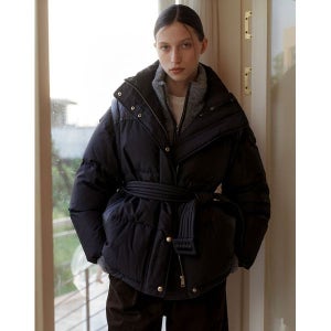 [앳코너]  블랙 투웨이 벨티드 후드 구스다운 패딩  AEJU2F012BK