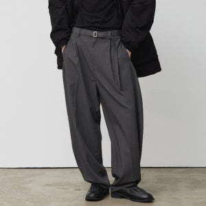 베르드누아 플리츠 울 벨트 커브드 슬랙스(차콜)