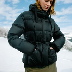 [코오롱스포츠] 여성 뉴볼륨 중기장 푸퍼 다운 TVJDW25522BLK