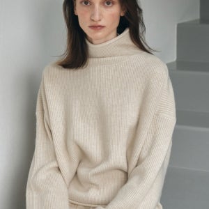 리사 터틀넥 니트 탑