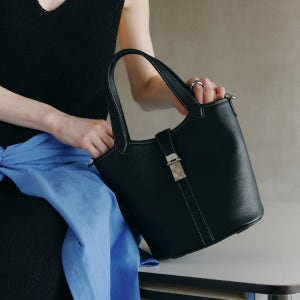 [닥스 액세서리] [CLA] 블랙 소가죽 체크 장식 포인트 토트백S DCBA6E154BK