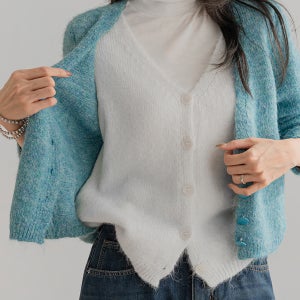 포근한 헤어리 텍스처의 두가지 아이템을 레이어드 한 듯, 하나로 완성되는 니트 스타일링