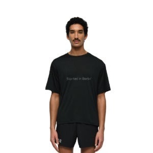 옵티미스틱러너스 오버사이즈 리사이클드 티셔츠 Started in Berlin Black