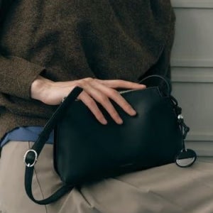 [롯데백화점] 질스튜어트 뉴욕 [MINUTE] 미뉴트 블랙 가죽 참장식 미니숄더백 JABA6E021BK LE1220517471