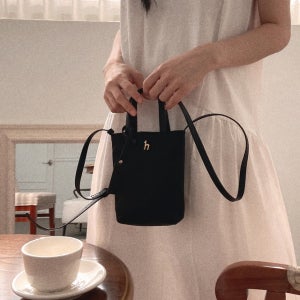 [헤지스 액세서리] [SAVER] 블랙 단색 나일론 미니크로스백 HIWA5EE80BK