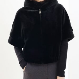 H 에코 밍크퍼 호간 집업 후드 점퍼 (2color)*적당한 크롭으로 귀엽기도 하고 여성스러운 핏~부드러운 촉감과 트렌디한 디자인이 돋보이는 퍼 소재의 후드 집업