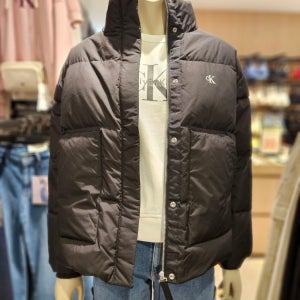 캘빈클라인 CK 여성 숏렝스 스탠드 카라 푸퍼 자켓 47D577G-UB1