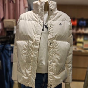 캘빈클라인 CK 여성 숏렝스 스탠드 카라 푸퍼 자켓 47D577G-VDV