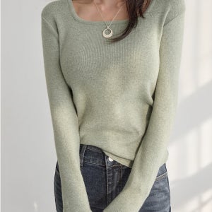 군더더기 없이 심플한 실루엣,단정하면서 포인트 있는 스퀘어넥 니트 티셔츠