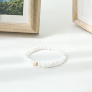 박씨상방 화이트 문스톤 반짝이 골드필드 원석팔찌 6미리