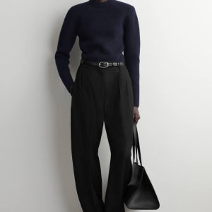 [COS 코스] 스컬프티드 숄더 메리노 울 스웨터 (1317201001)