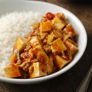 고기의 감칠맛과 짭조름한 양념의 국산 돼지고기 두부조림 300g 2팩