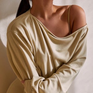 [탑걸] ONE SHOULDER OVER CROPPED TOP _T216TP123 T216TP123