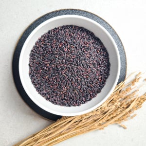 찰지고 누룽 향이 좋은 함안 흑향 찰흑미쌀 2kg(1kg 2팩)