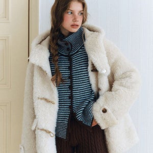 [로엠] [NEW라인✨️]토글 퍼 후드 미디 자켓_RMJLF4CRTB