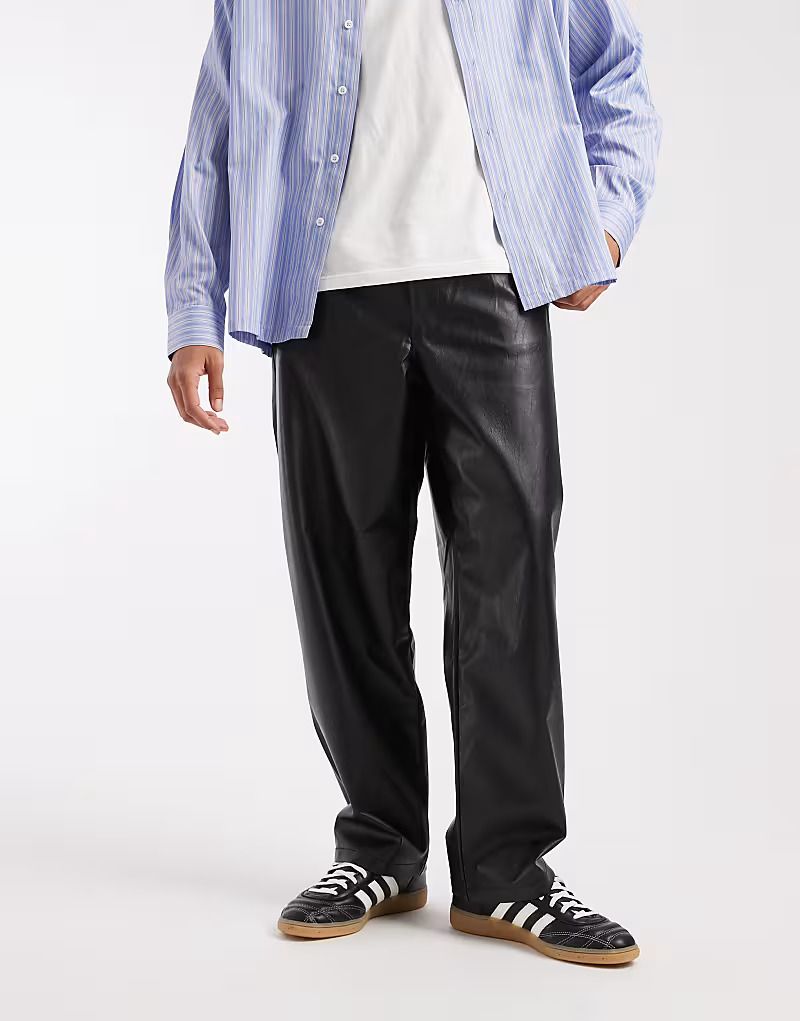 아소스 블랙 인조 가죽 릴렉스 핏 팬츠 Schmal zulaufende Relaxed Fit Hose aus schwarzem Kunstleder 20937092 148907293