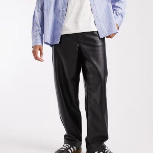 아소스 블랙 인조 가죽 릴렉스 핏 팬츠 Schmal zulaufende Relaxed Fit Hose aus schwarzem Kunstleder 20937092 148907293