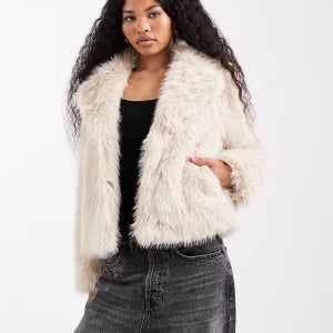New Look Petite 크림색 인조 모피 자켓 페이크 퍼 Jacke aus haarigem Kunstpelz in Cremewei 20958827712 Ge 149011196
