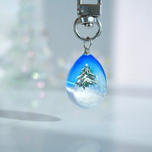 한 겨울의 설원과 크리스마스트리, 프롬아오이