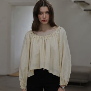 [드헤베] Della Shirring Off Shoulder Blouse [Cream]