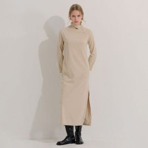 [카미노]  버튼 폴라넥 원피스 베이지