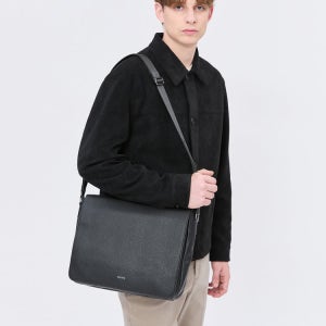 [헤지스 액세서리 남성] [스테디셀러] 블랙 로고프린트 가죽 크로스백 WUBA5E803BK