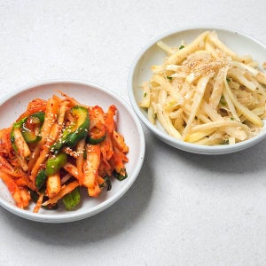 아삭함이 살아있는 향긋한 도라지나물 2종(흰도라지나물 도라지오이무침) 450g 1팩(4~5인분)