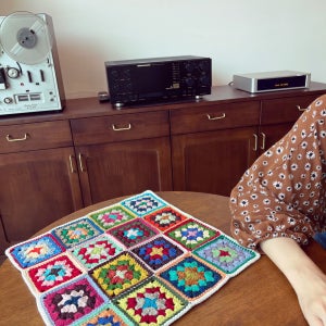 가을색을 담은 코바늘 모티브 매트, 손 끝,