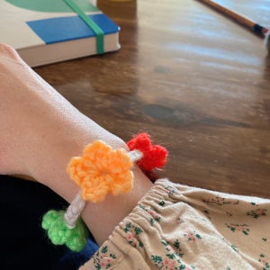 다들 끼워주고픈 꽃팔찌, 손 끝,