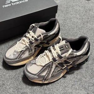 뉴발란스 1906A 실버 메탈릭 캐슬락 남녀공용 운동화 M1906AD