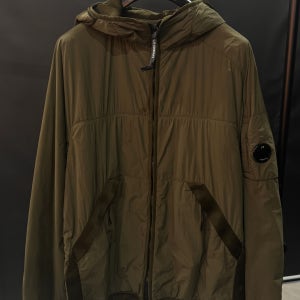 CP컴퍼니 카키 바람막이 099A 12CMOW099A 006124G 683